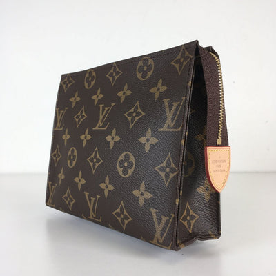 Louis Vuitton Toiletry 19