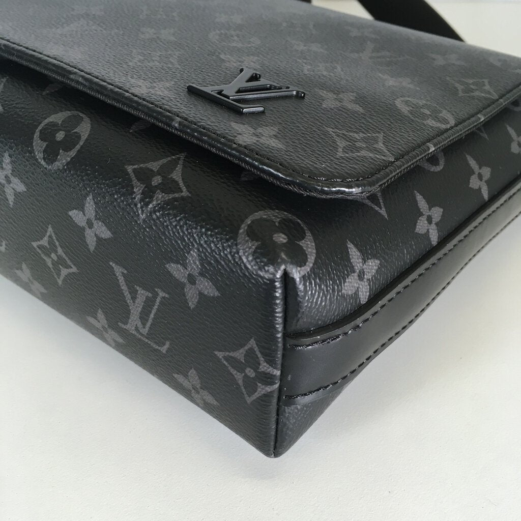 Louis Vuitton District Messenger Bag