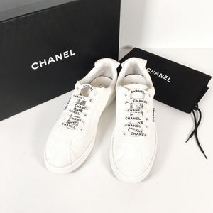 Chanel Sneakers in white with chanel logo laces 